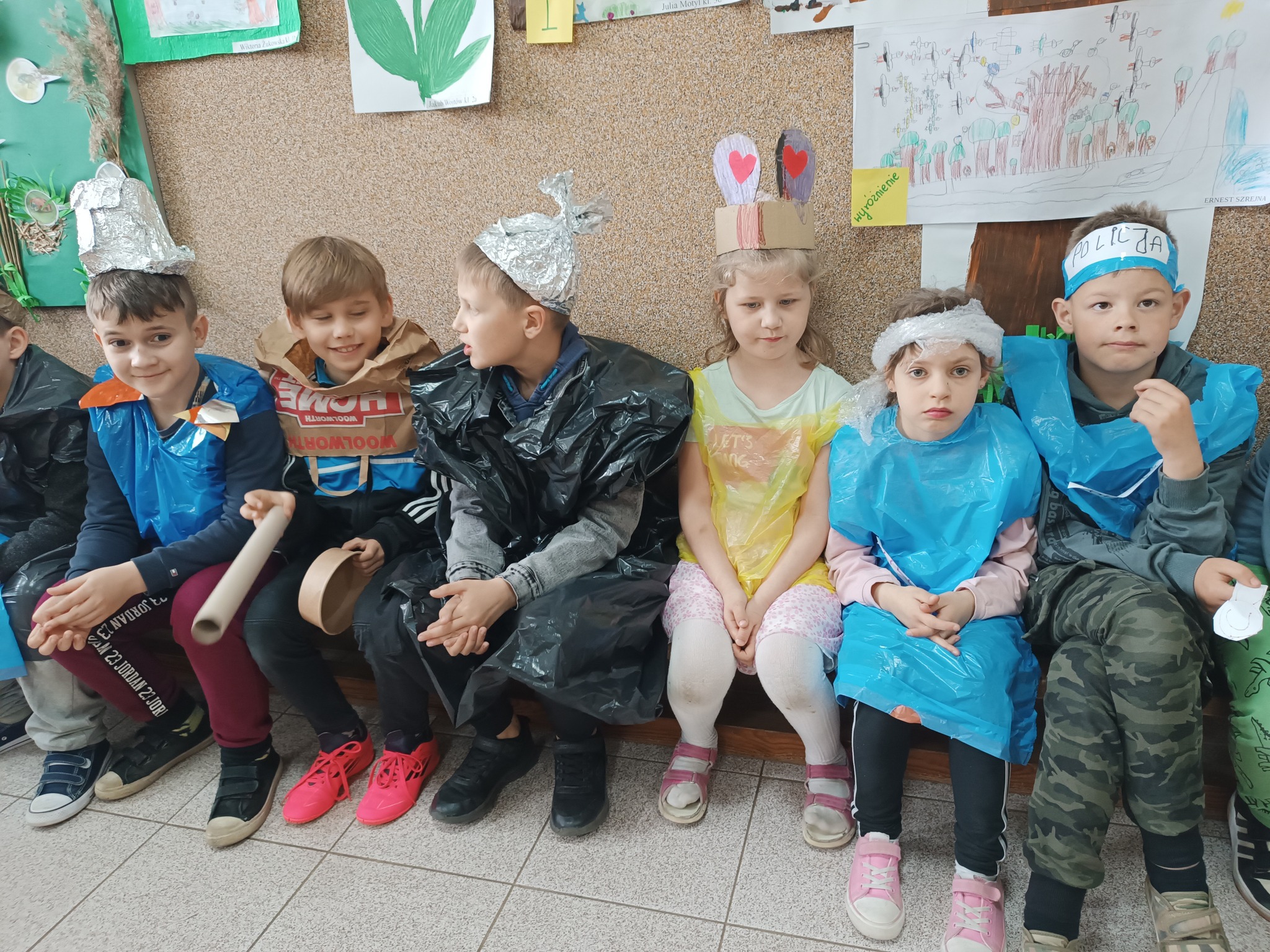 Na obrazu wdać: grupę osób
