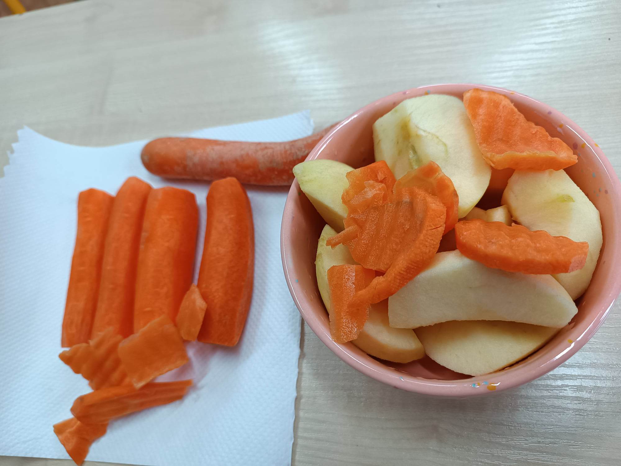 Na talerzu leżą marchewki 