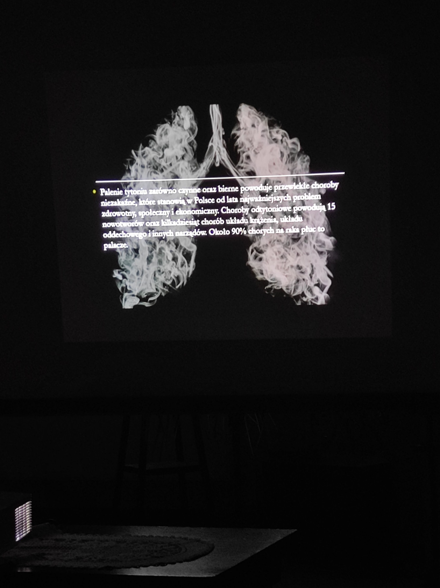 Na środku rysunek płuc i napis.