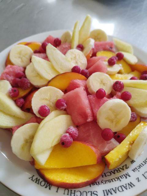Na talerzu leżą owoce 