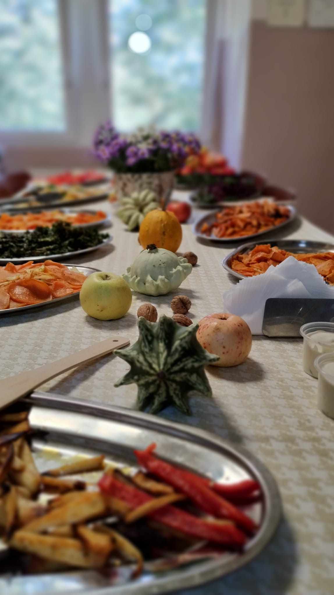 Na stole leżą potrawy 