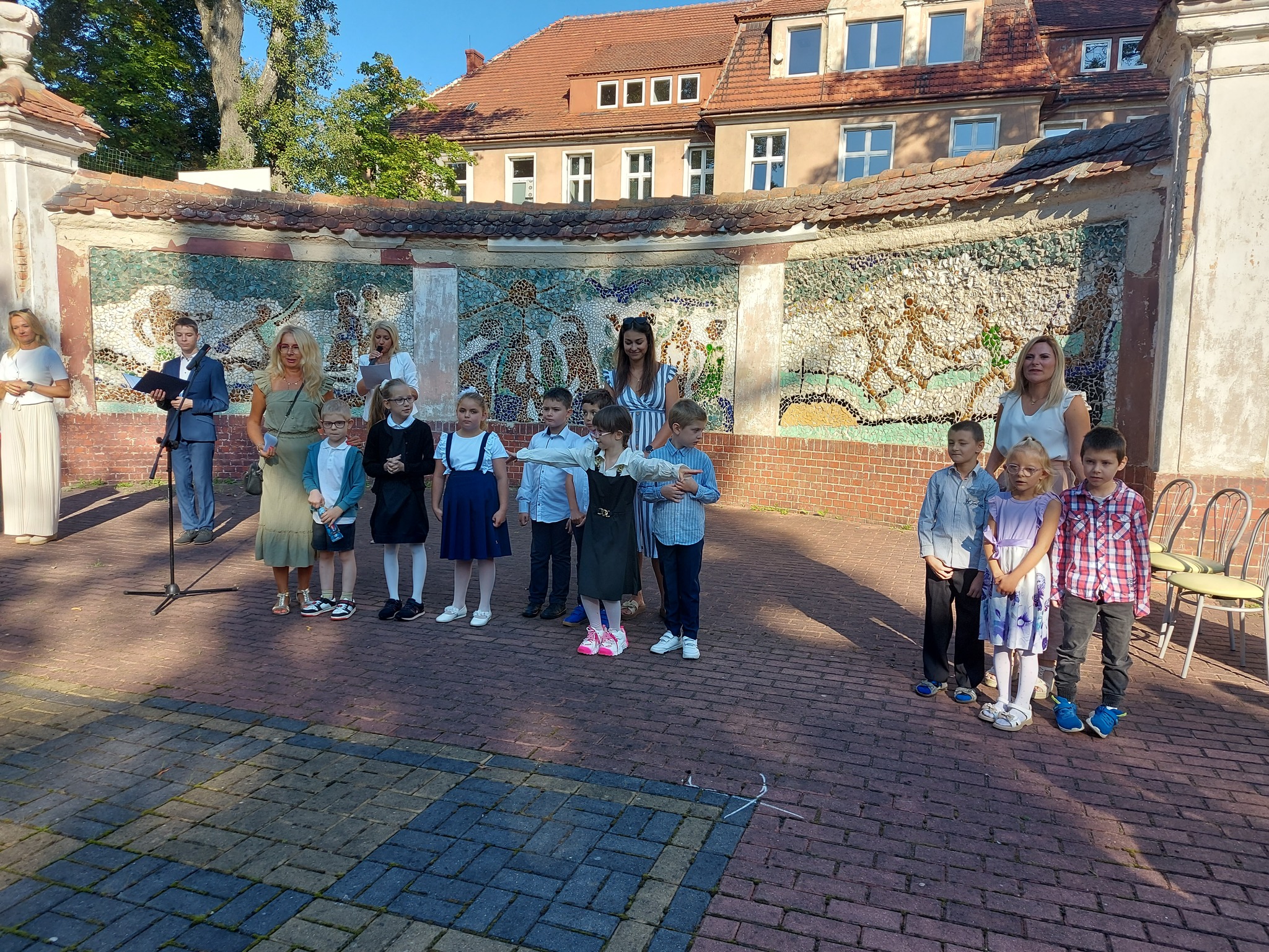 Na obrazku widać grupę osób 