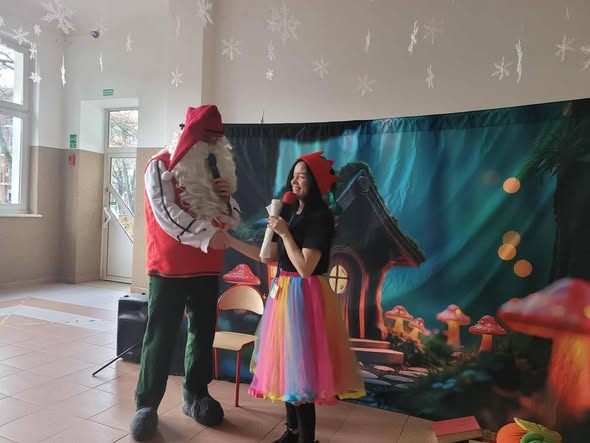 Na obrazku widać: dwie osoby, dekorację , ścianę .. 