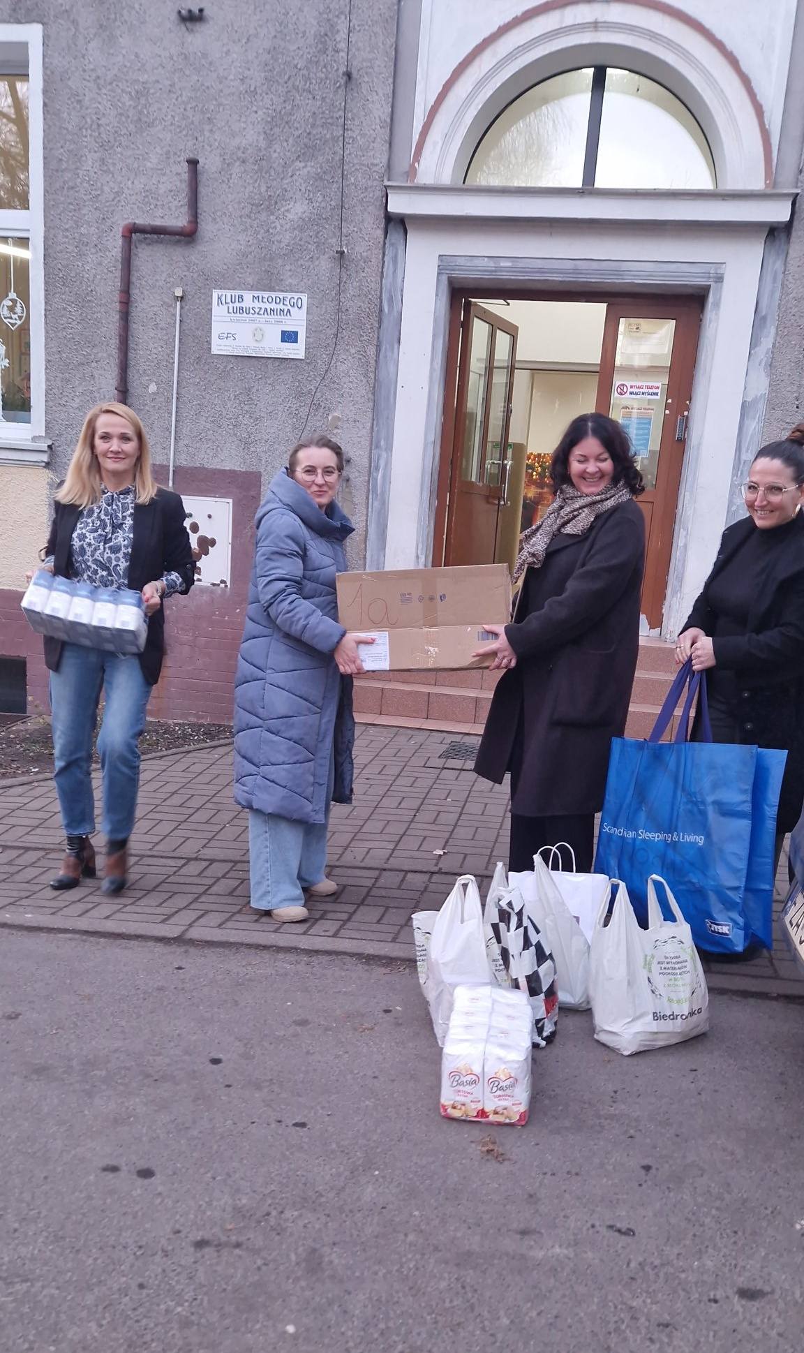 Na obrazku widać 4 osoby 