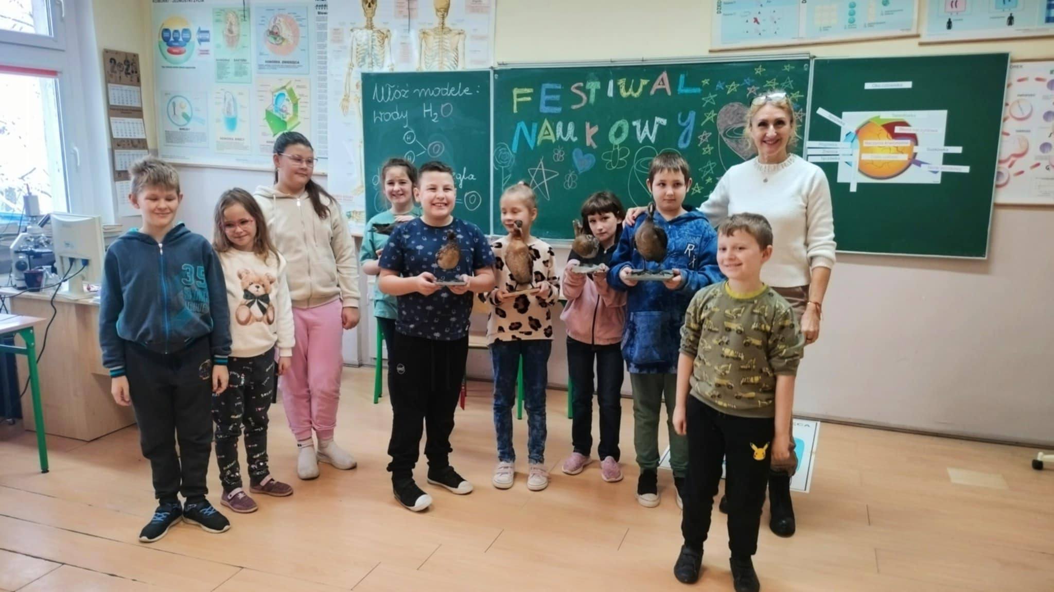 Na obrazku widać: osoby