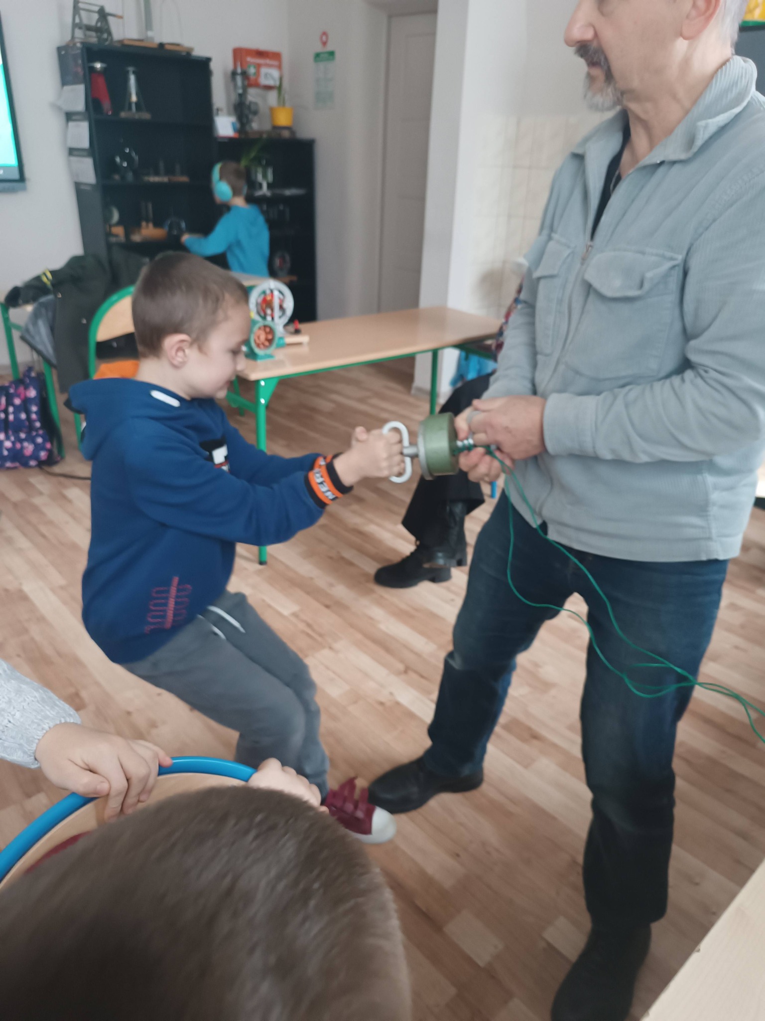 Na obrazku widać: osoby, model, podłogę 