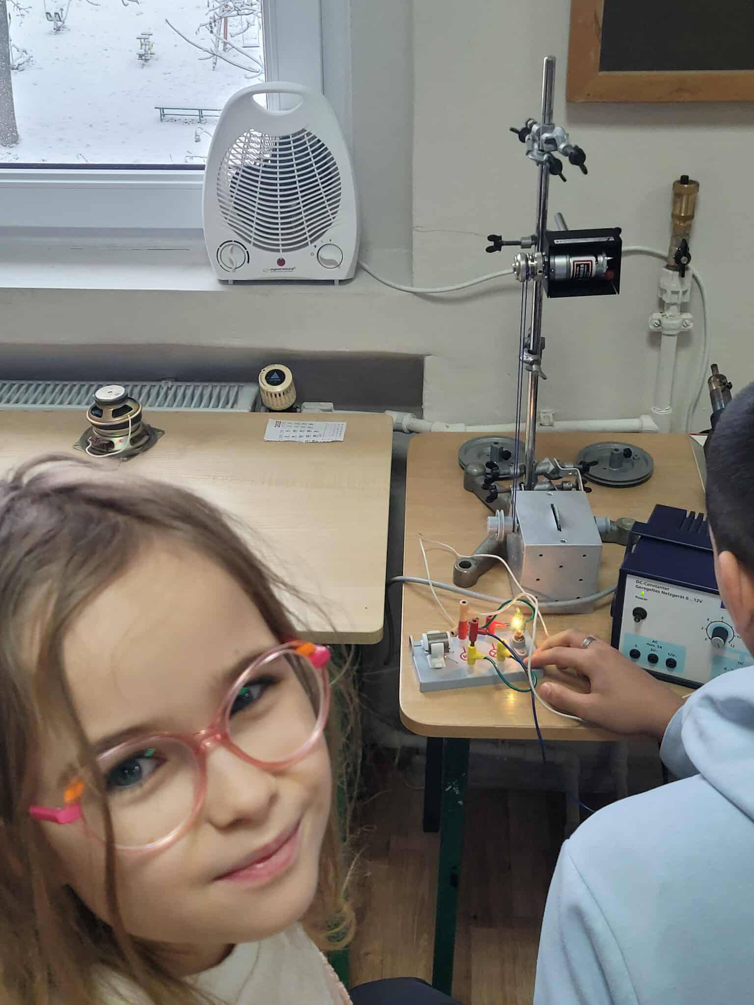 Na obrazku widać osobę , modele , sprzet techniczny.