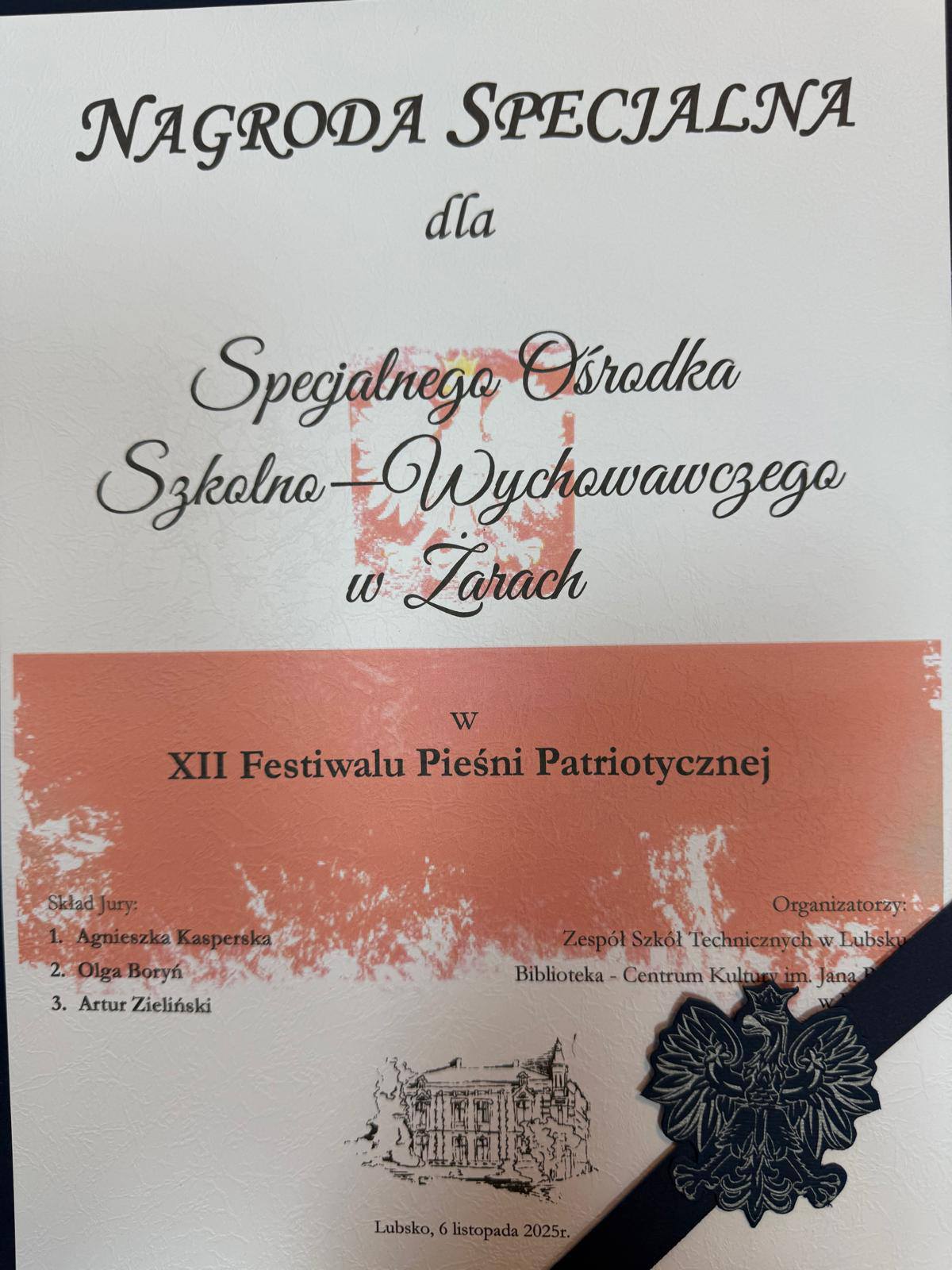 Na obrazku widać: grafikę i napisy