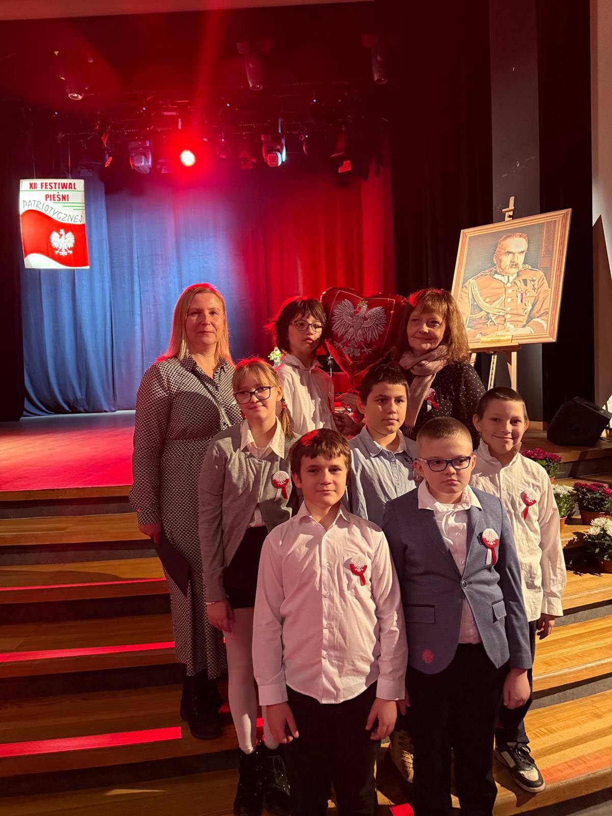 Na obrazku widać: grupę osób