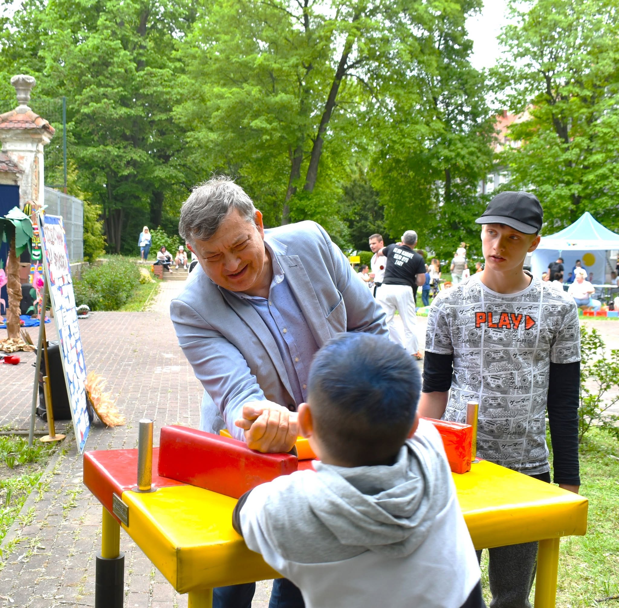 Na obrazku widać: grupę osób,