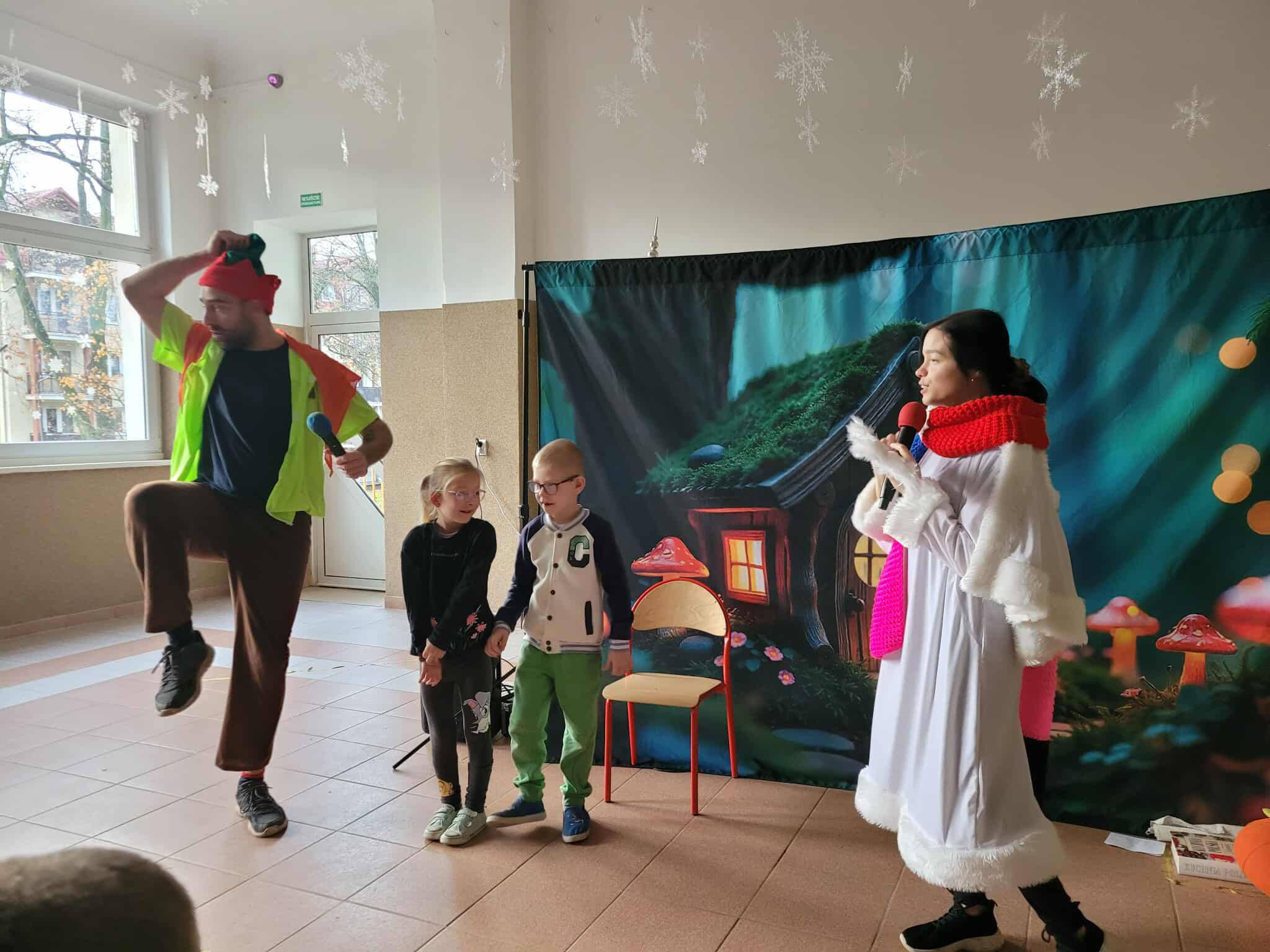 Na obrazku widać: cztery osoby, dekorację , ścianę 