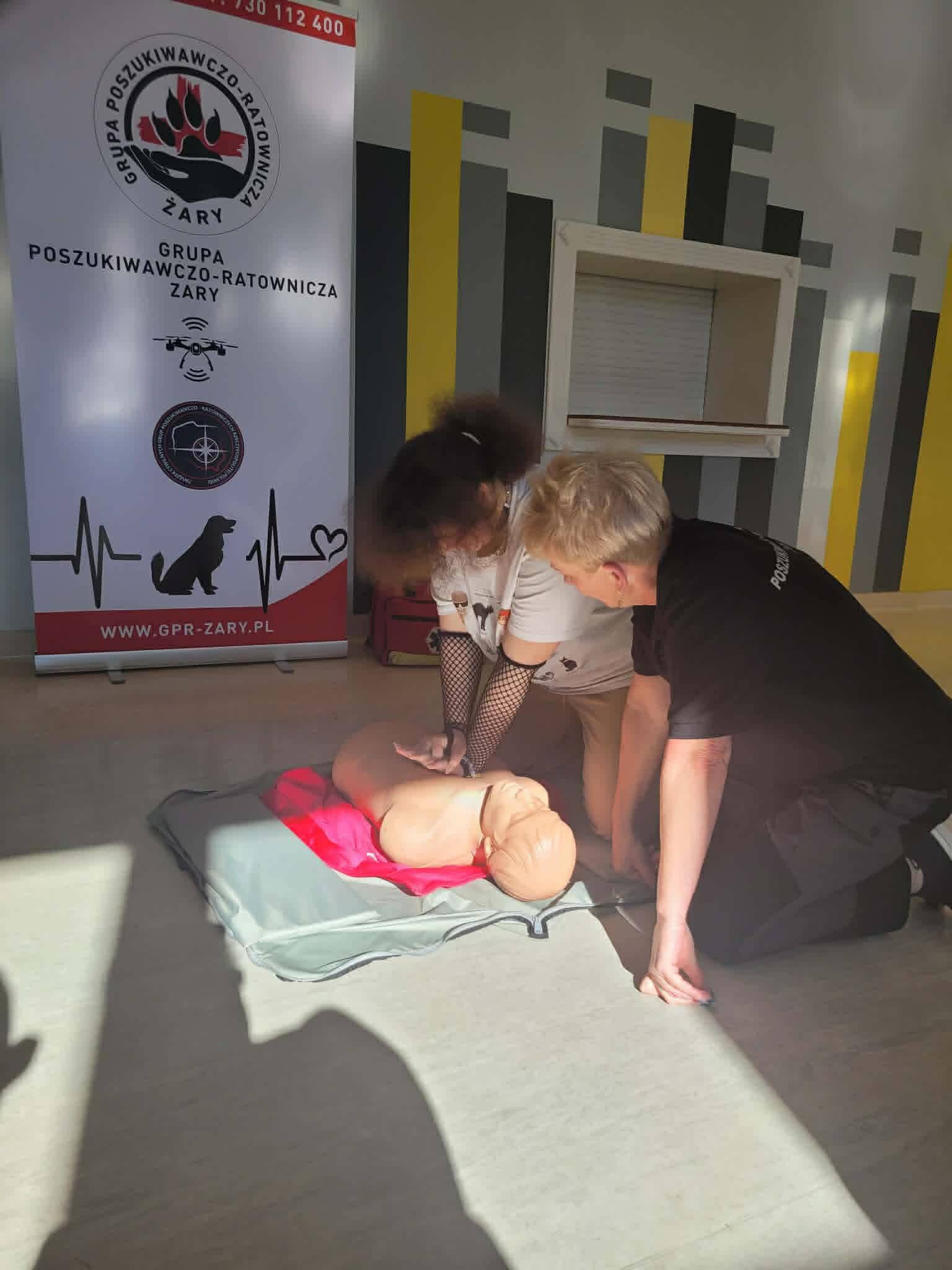 Na obrazku widać: 2 osoby