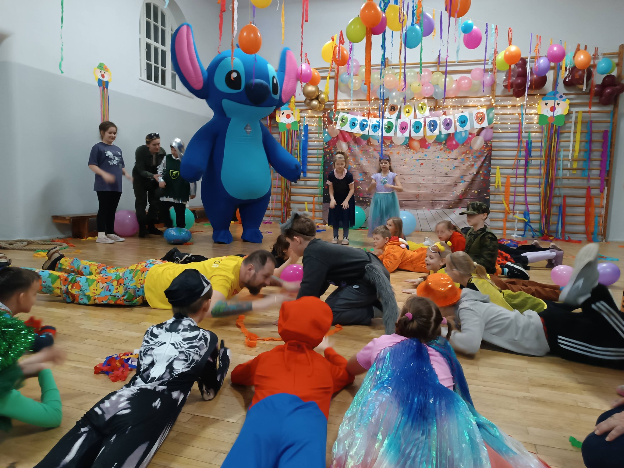 Na obrazku widać: grupę osób