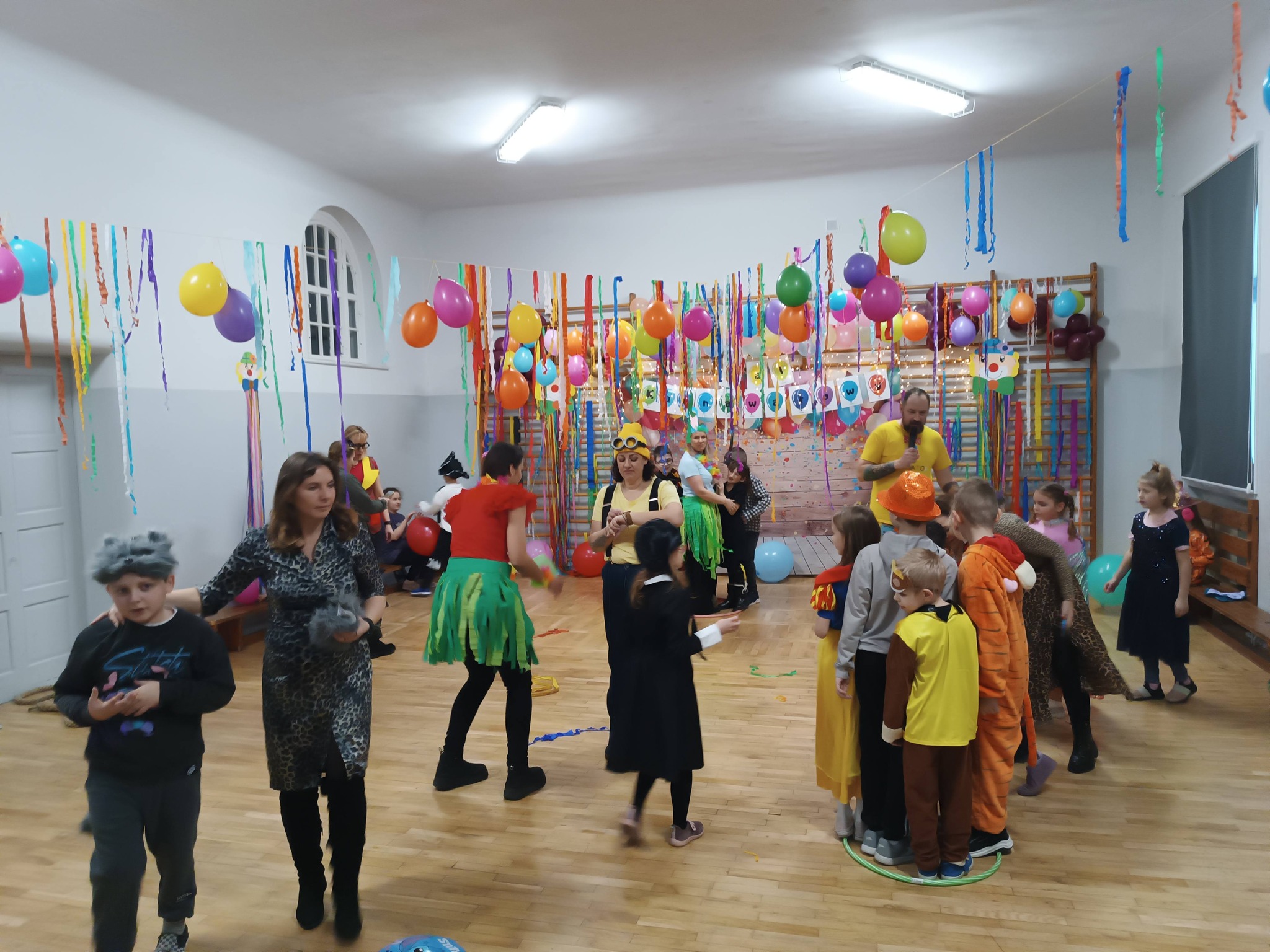 Na obrazku widać: grupę osób