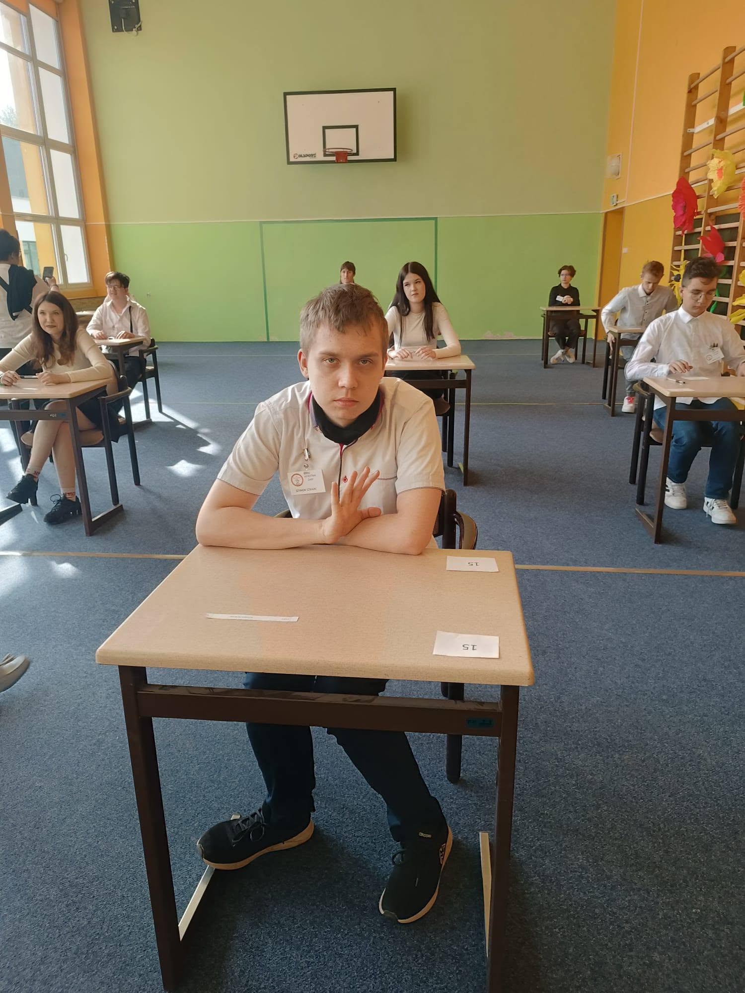 Na obrazku widać: 7 osób, stoły