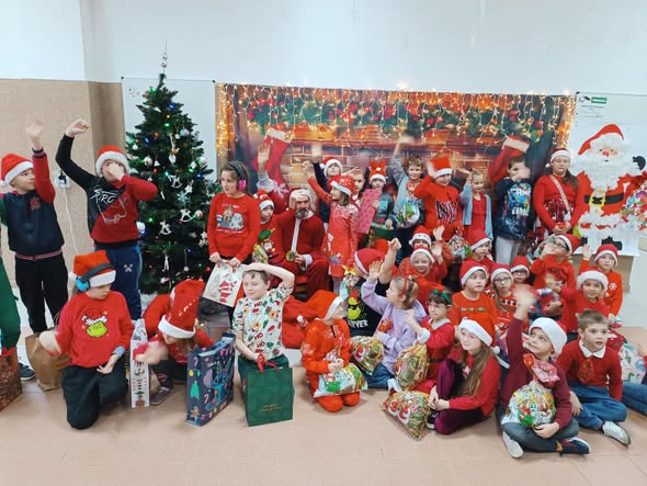 Na obrazku widać grupę osób 