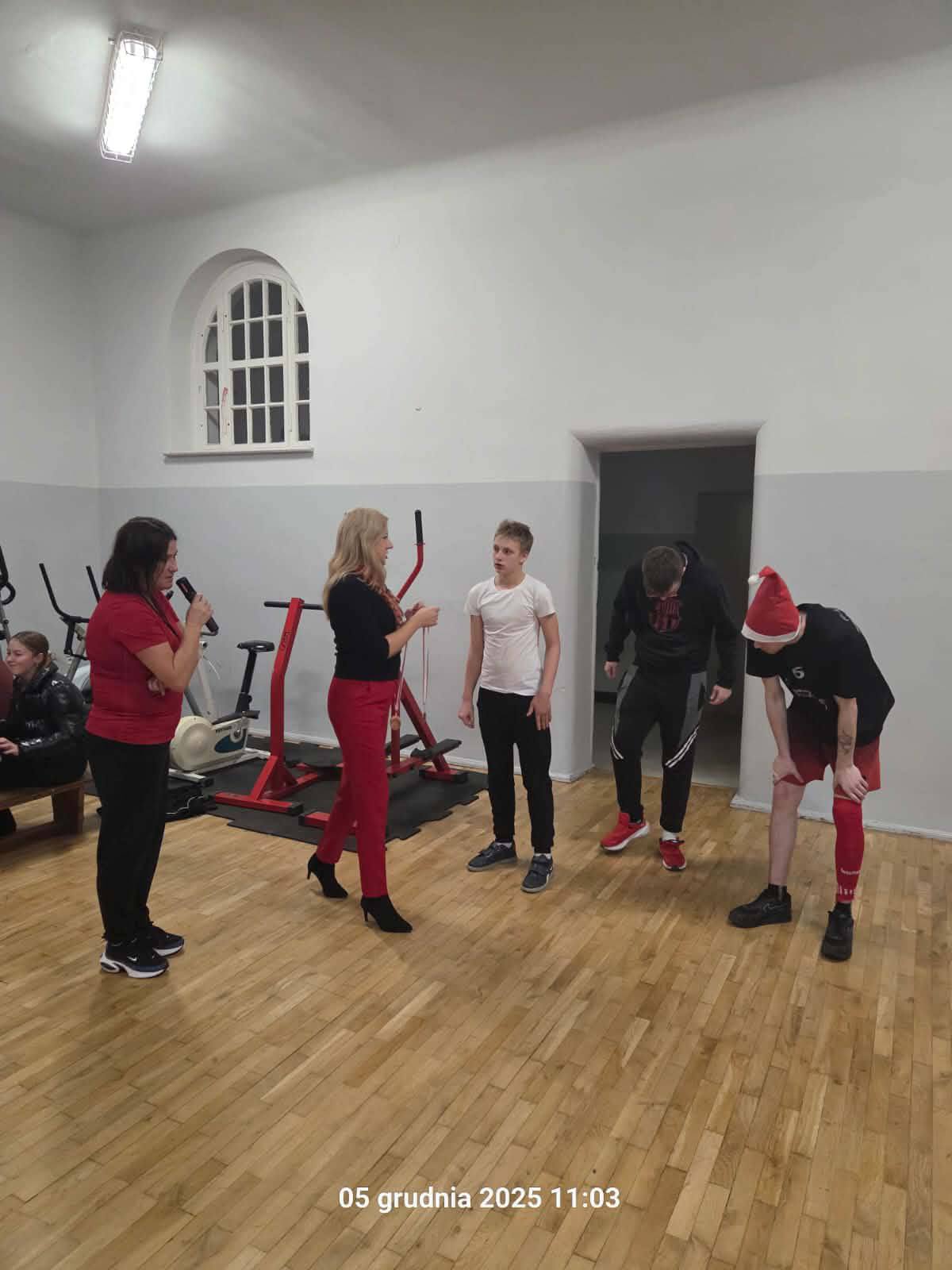 W pomieszczeniu znajduje się grupa osób 