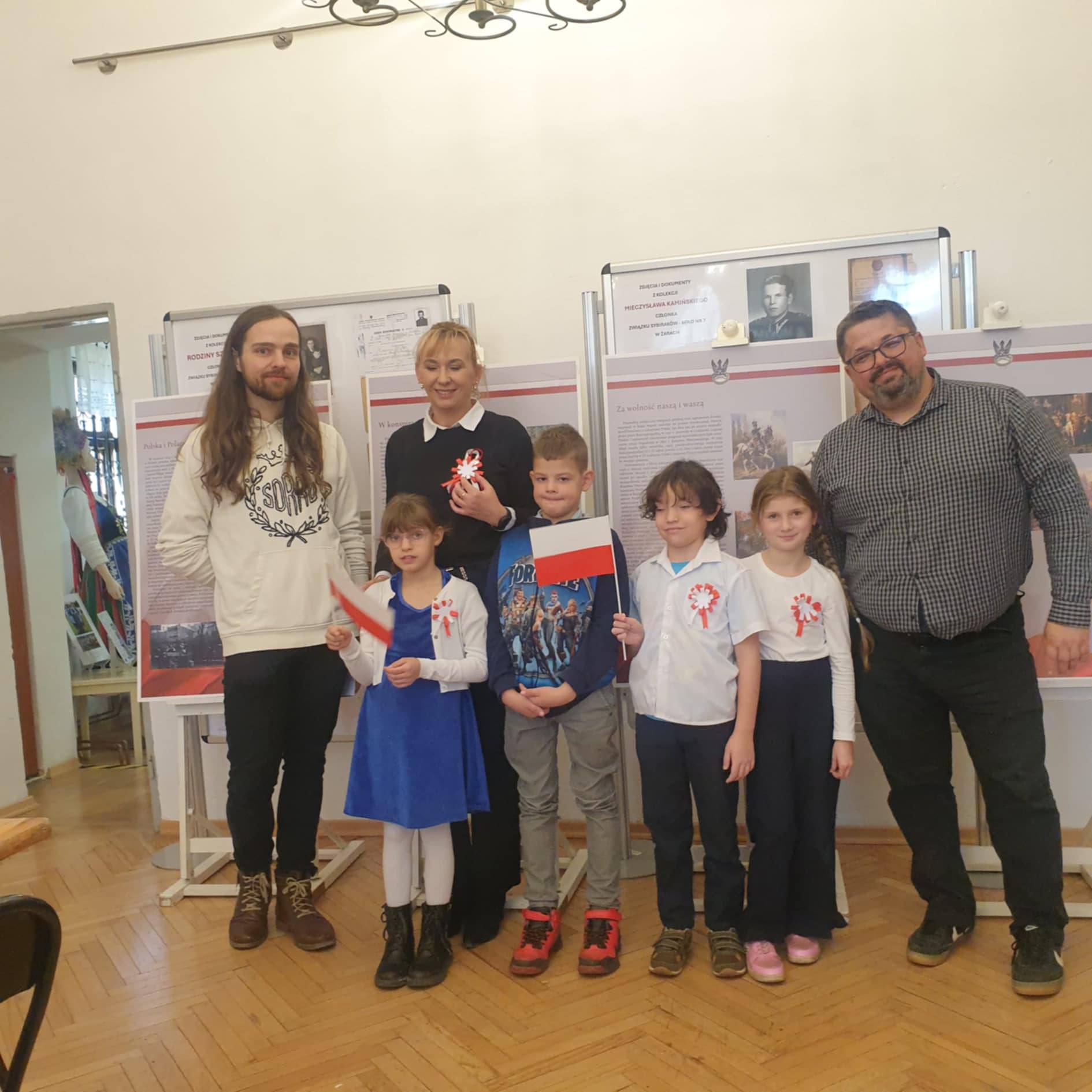 Na obrazku widać: grupę osób