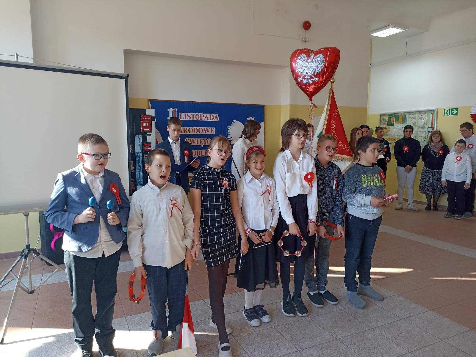 Na obrazku widać: grupę osób