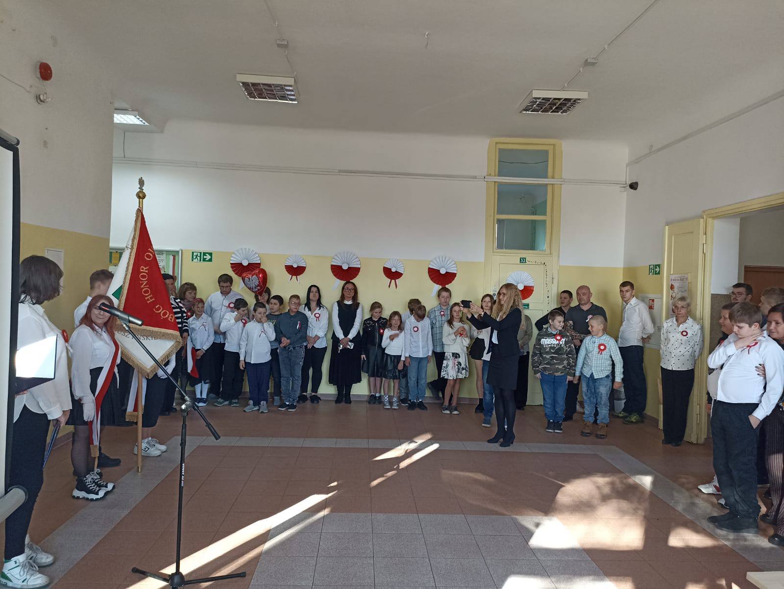 Na obrazku widać: grupę osób