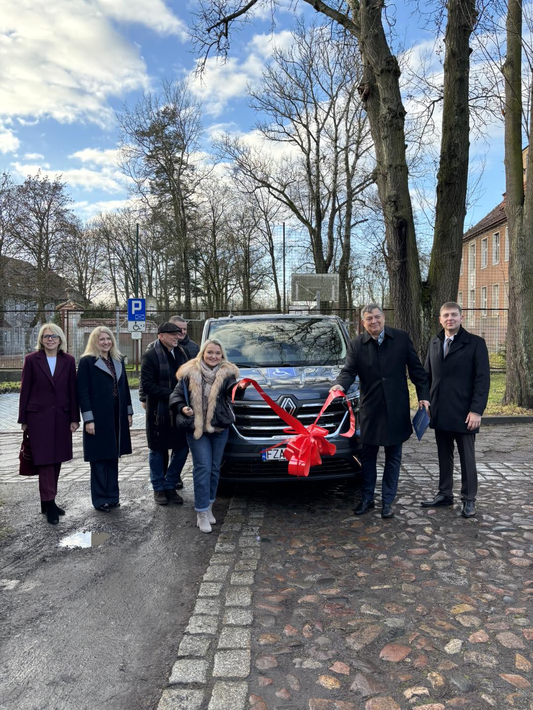 Na obrazku widać osoby, samochód