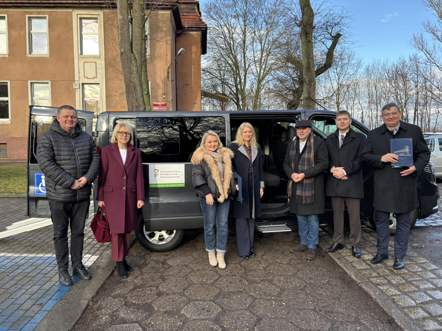 Na obrazku widać osoby, samochod