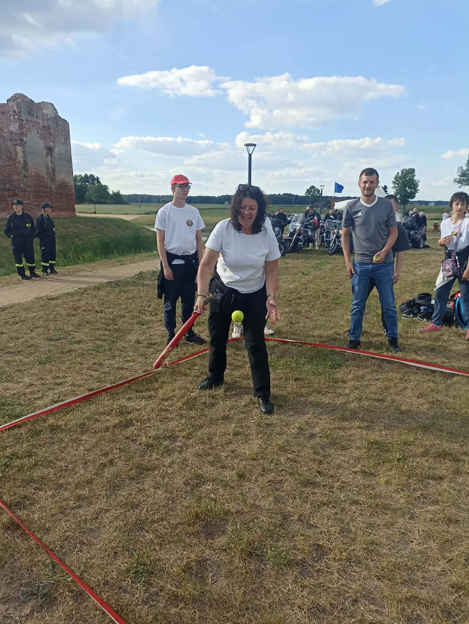 Na obrazku widać: osoby, trawę