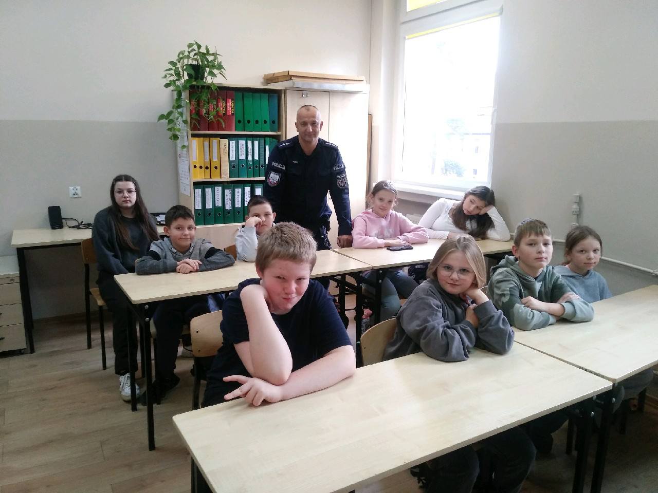 Na obrazku widać : osoby, ławki 