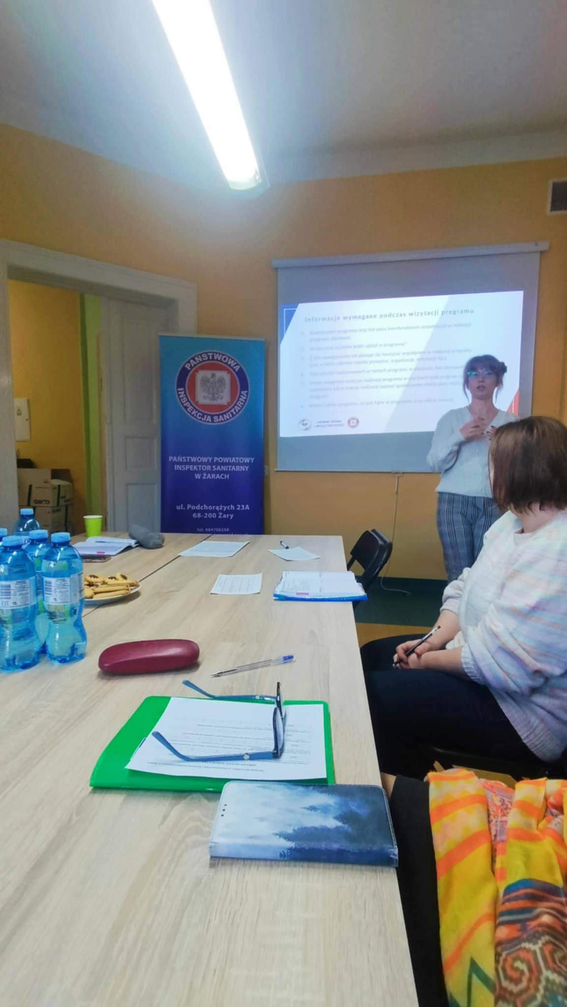 Na obrazku widać: grupę osób