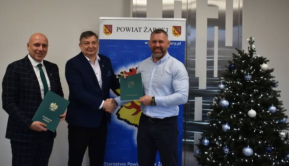 Na obrazku widać : 3 osoby, choinkę