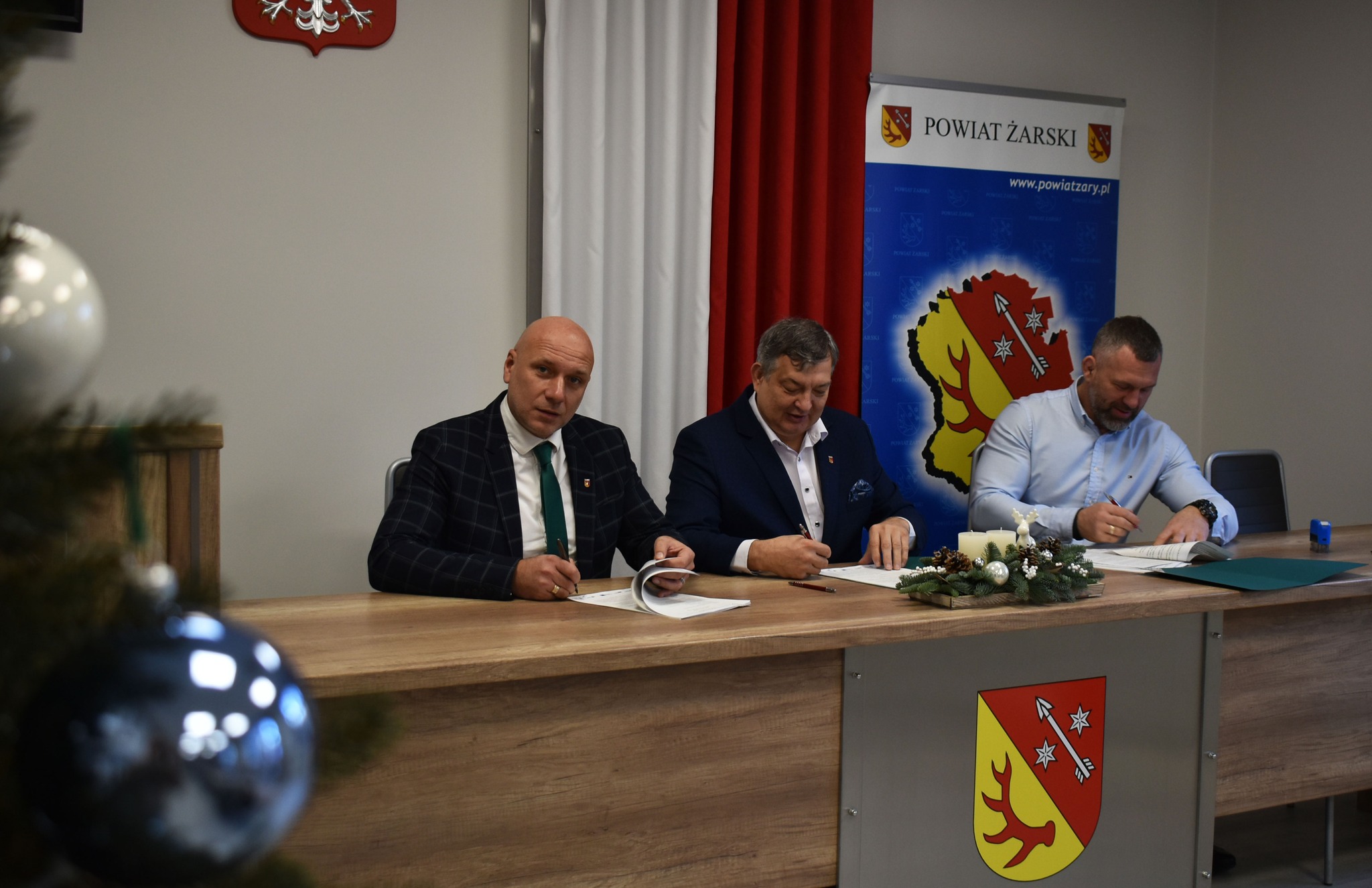 Na obrazku widać : 3 osoby, choinkę