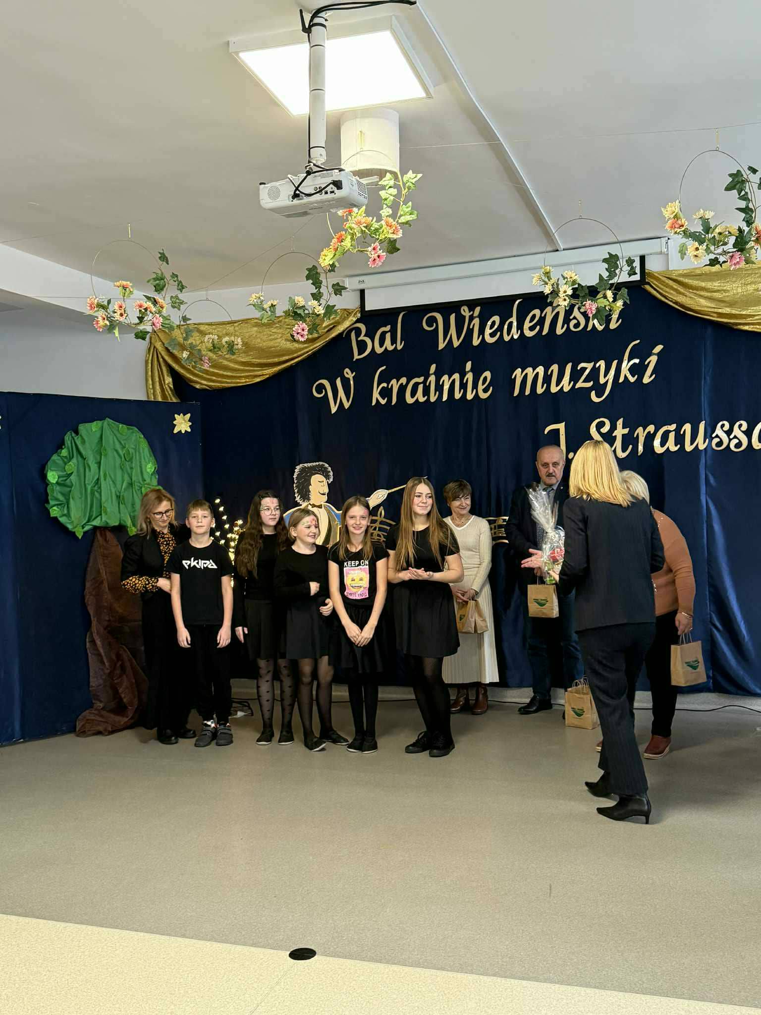 Na obrazku widać: osoby