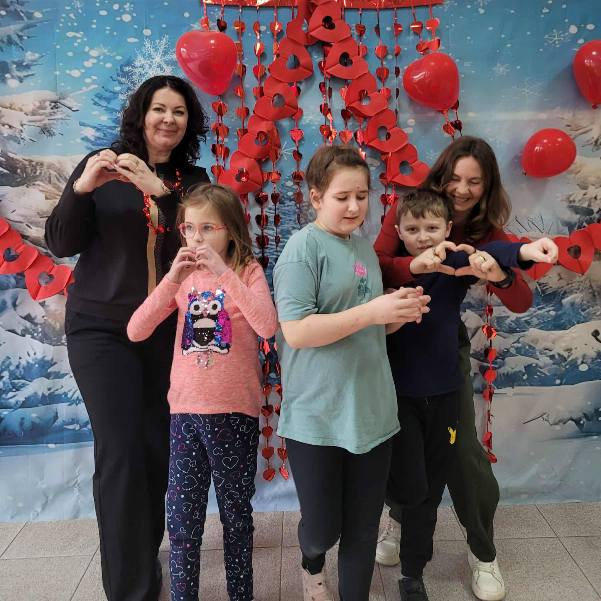 Na obrazku widać: osoby