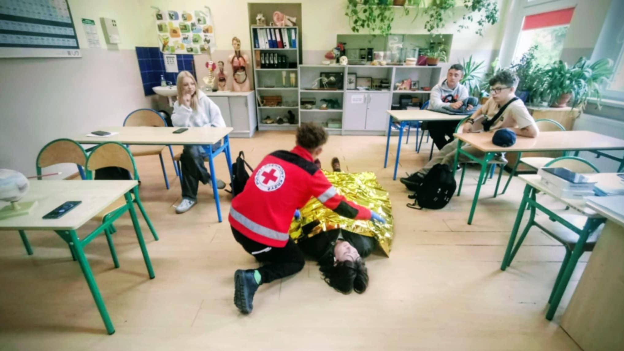 Na obrazku widać: grupę osób