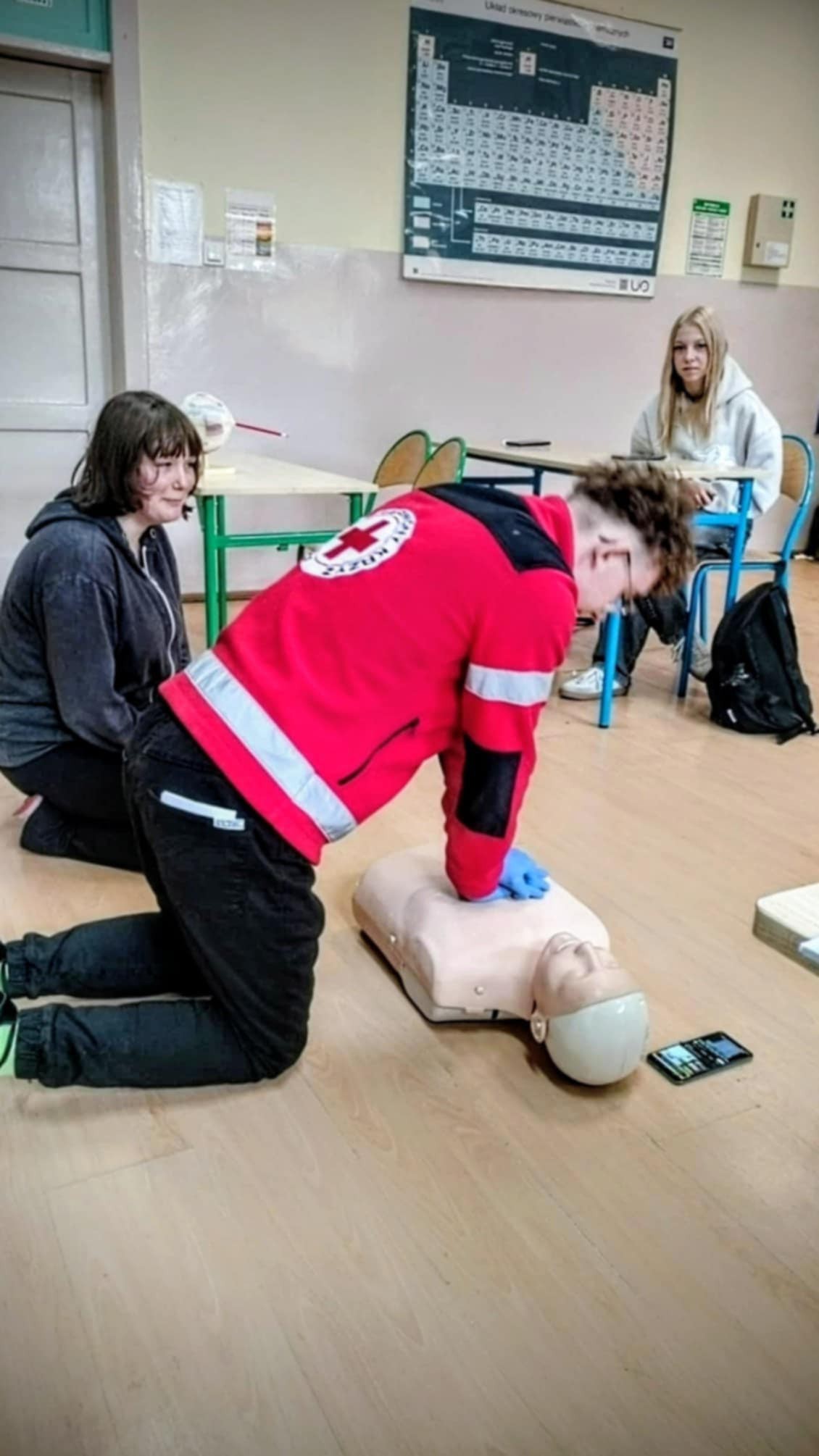 Na obrazku widać: grupę osób