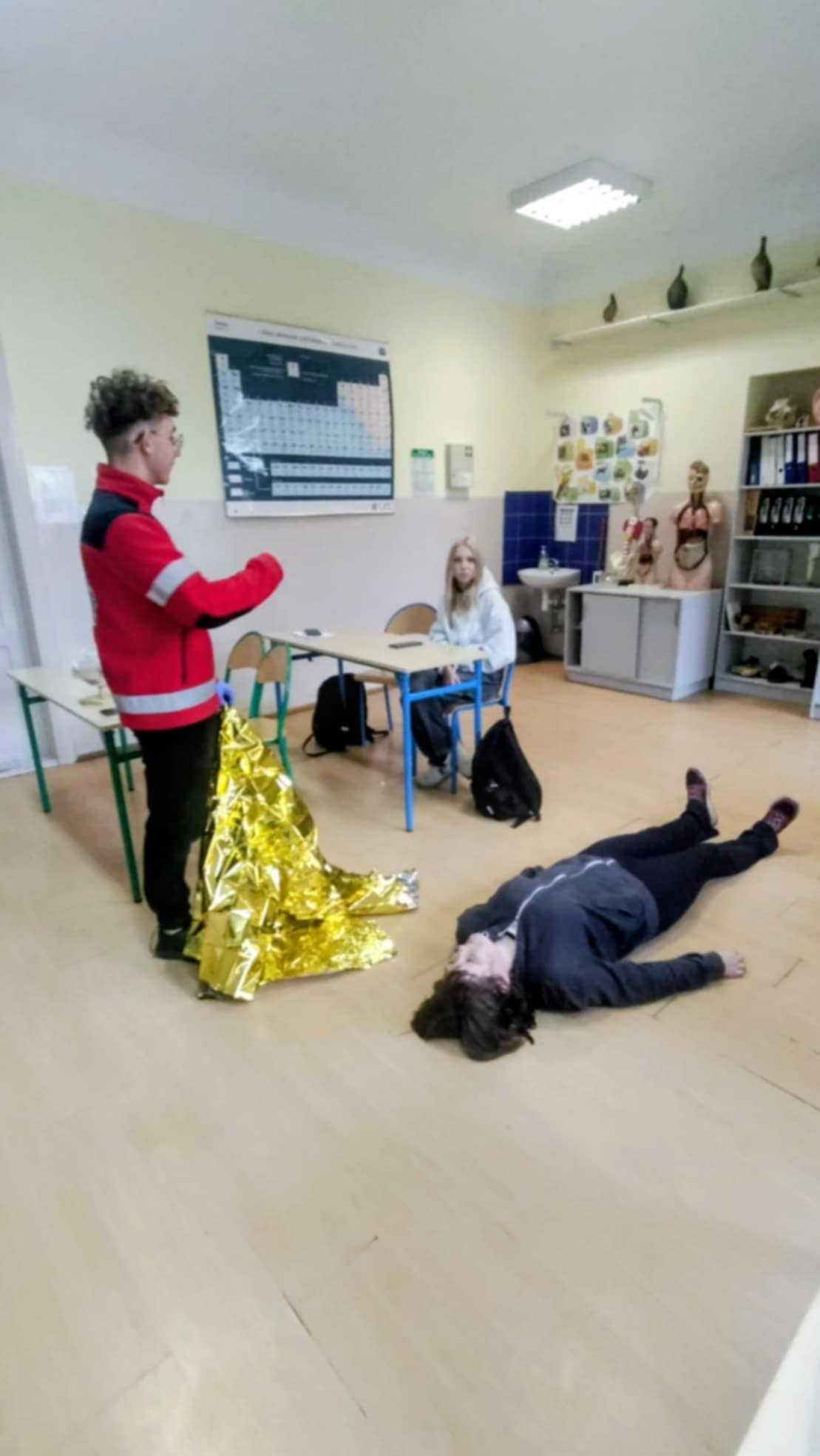 Na obrazku widać: grupę osób