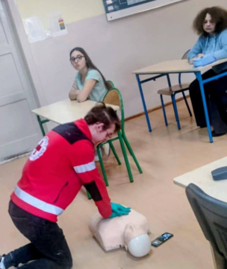 Na obrazku widać: grupę osób