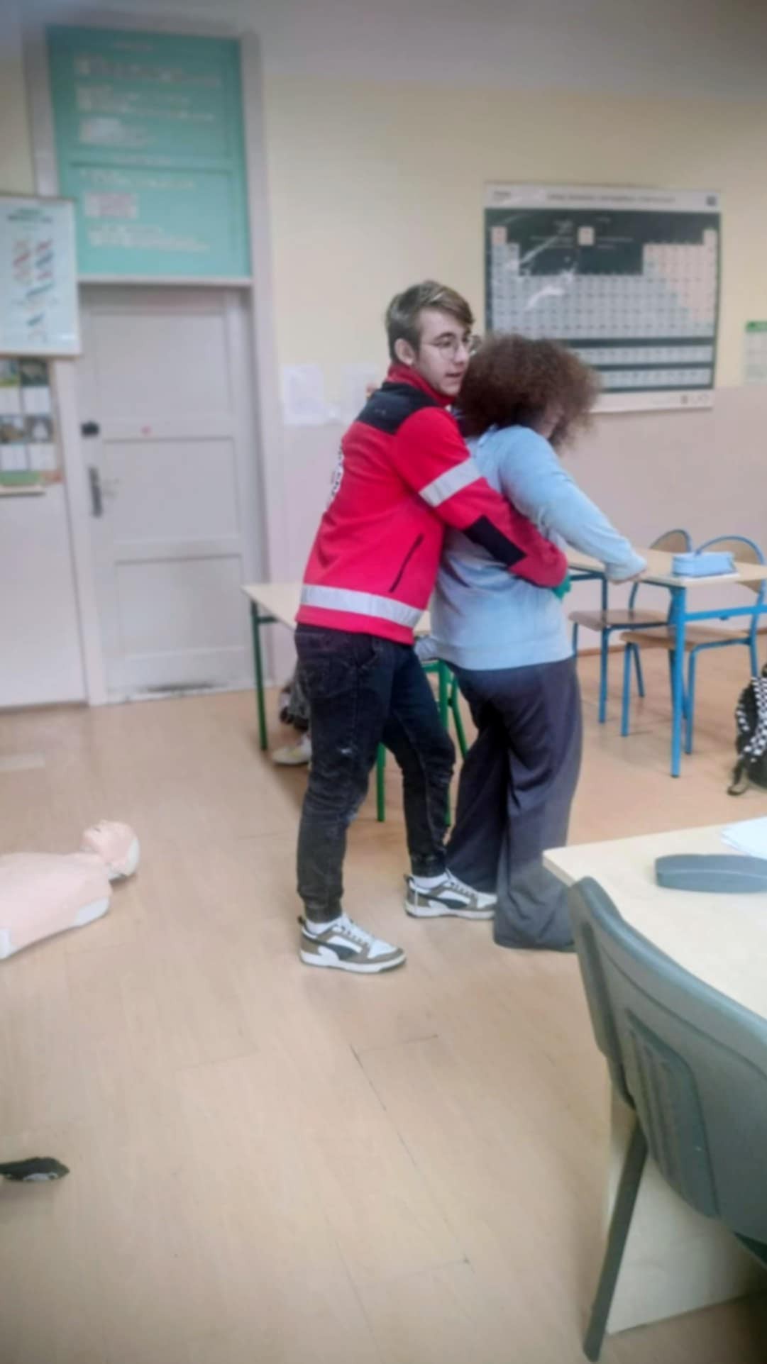 W pomieszczeniu znajdują się 2 osoby