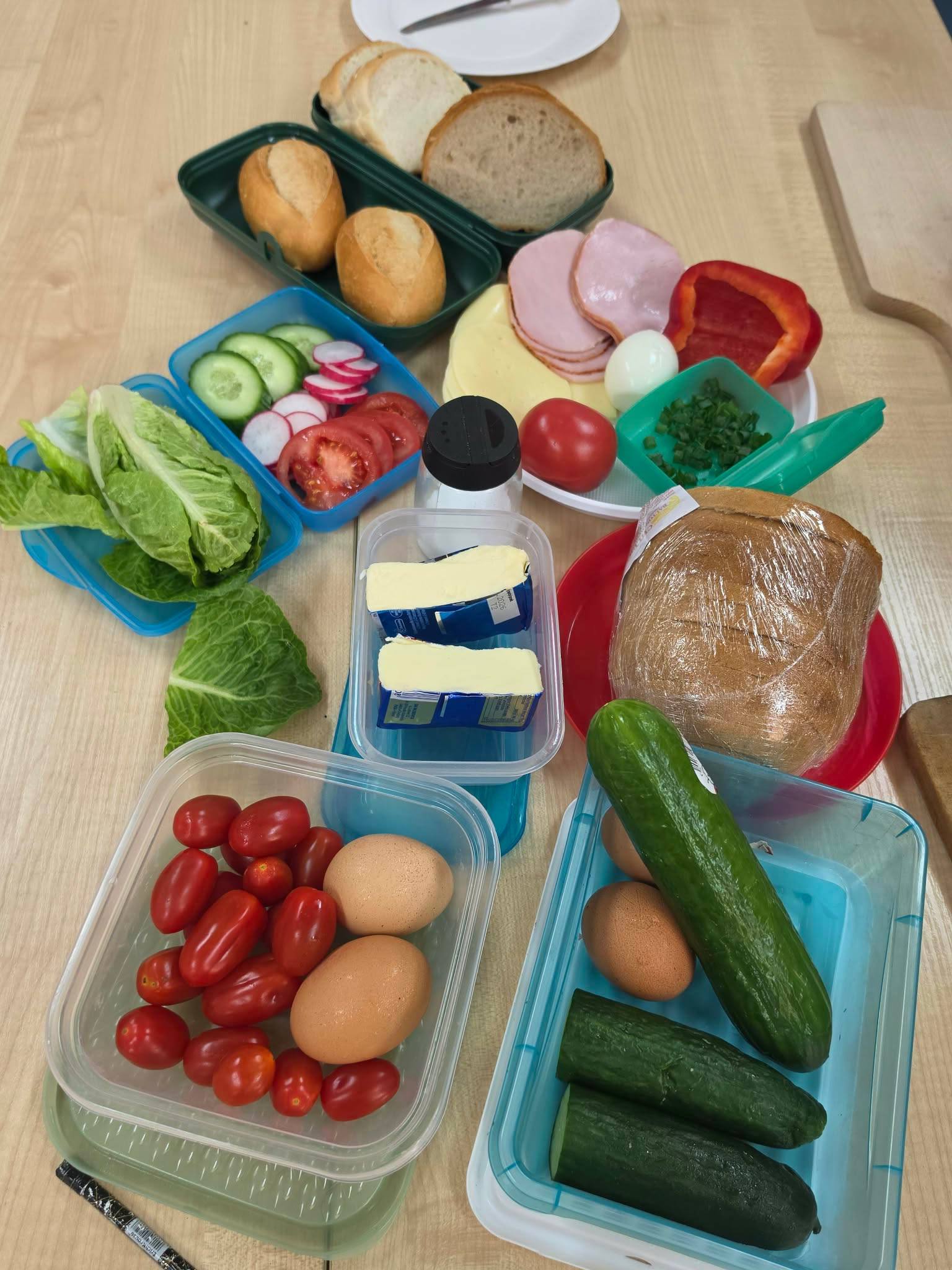 Na obrazku widać: warzywa i owoce