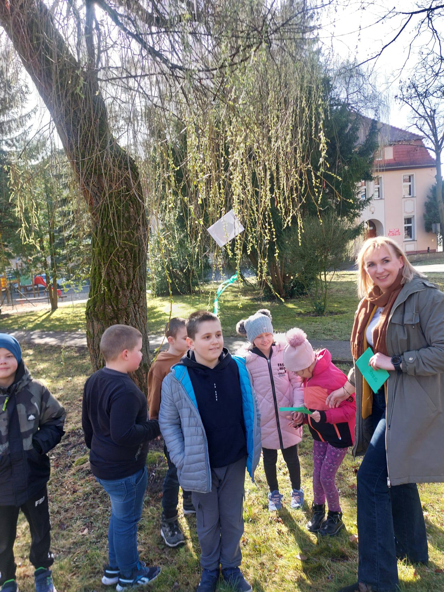 Na obrazku widać: osoby, drzewo