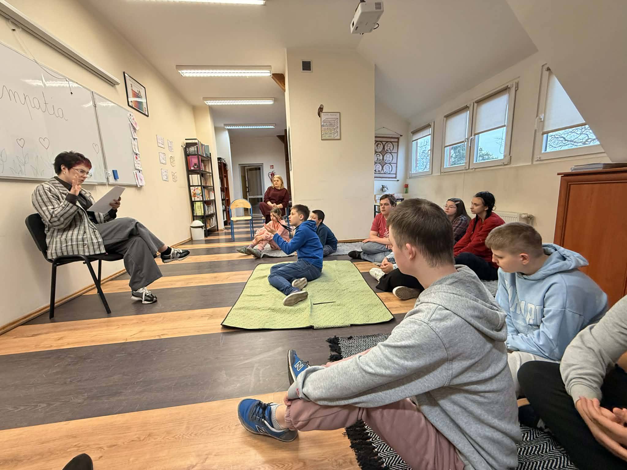 Na obrazku widać: grupę osób