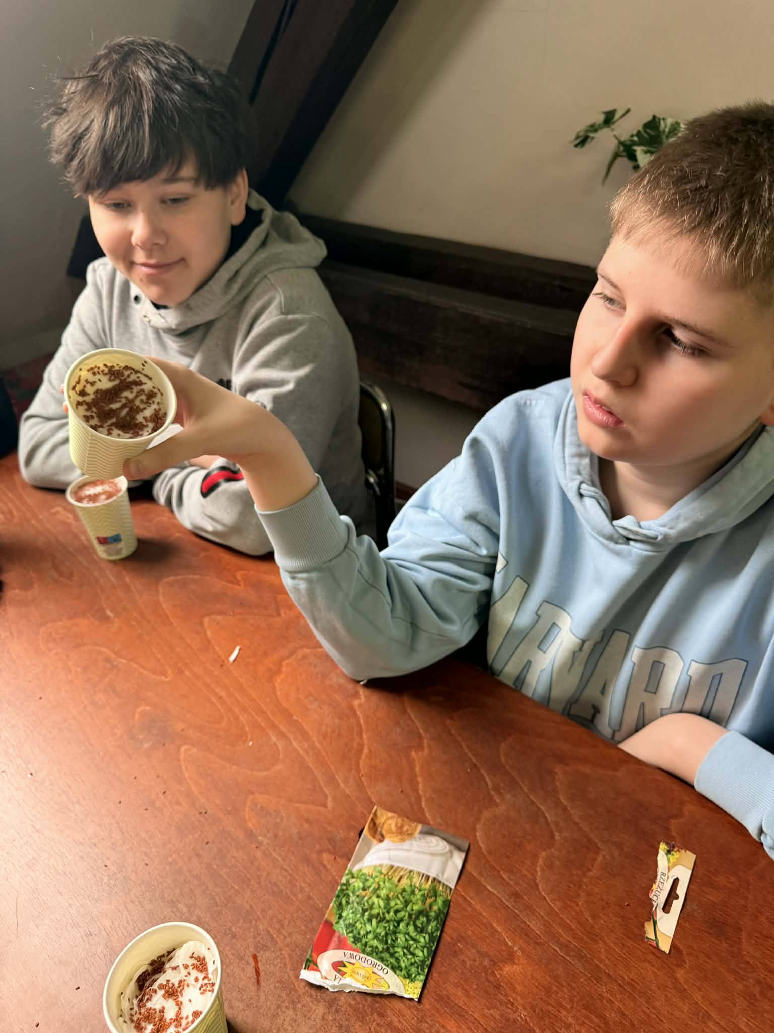 Na obrazku widać: 2 osoby