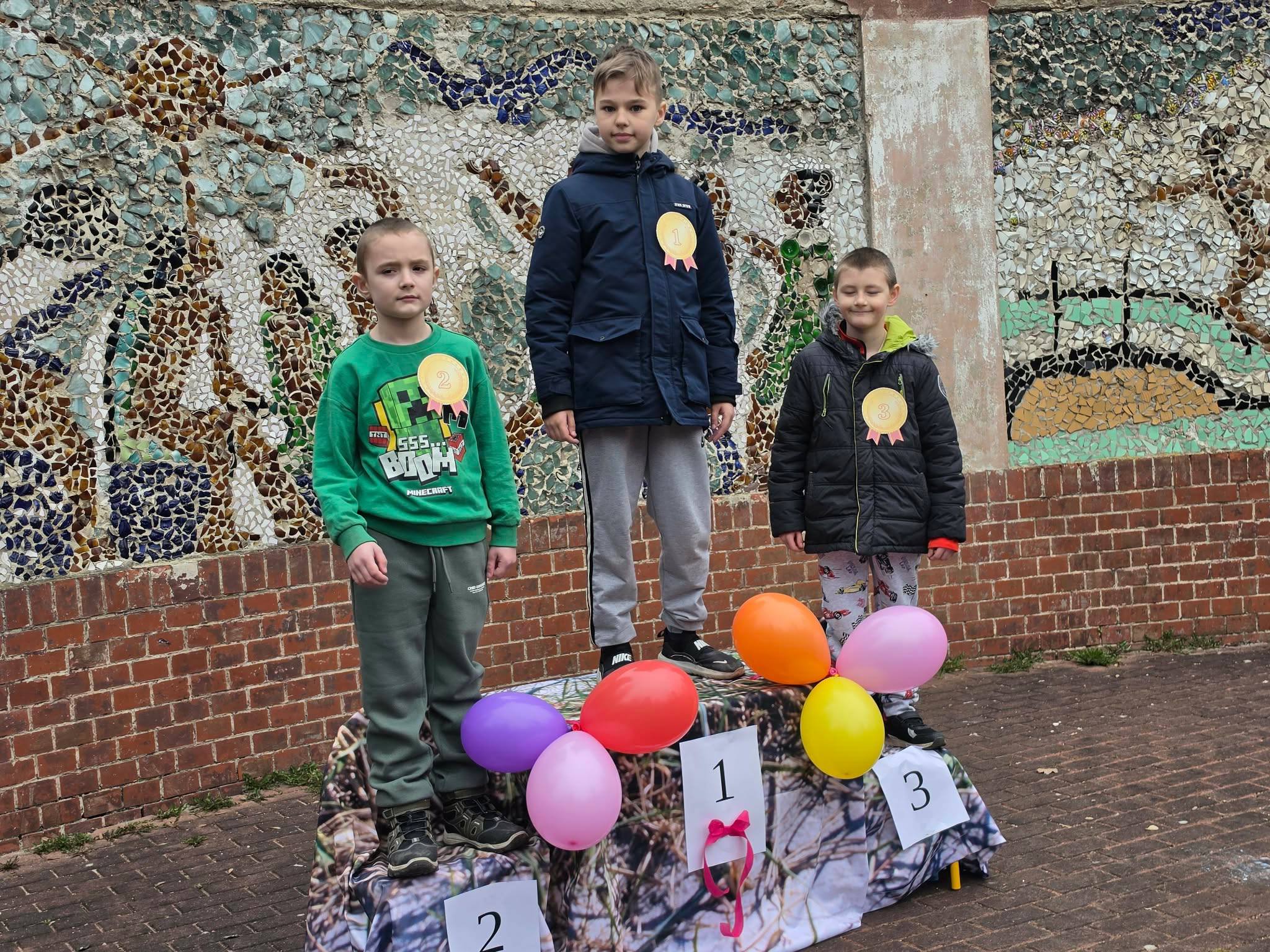 Na obrazku widać: 3 osoby