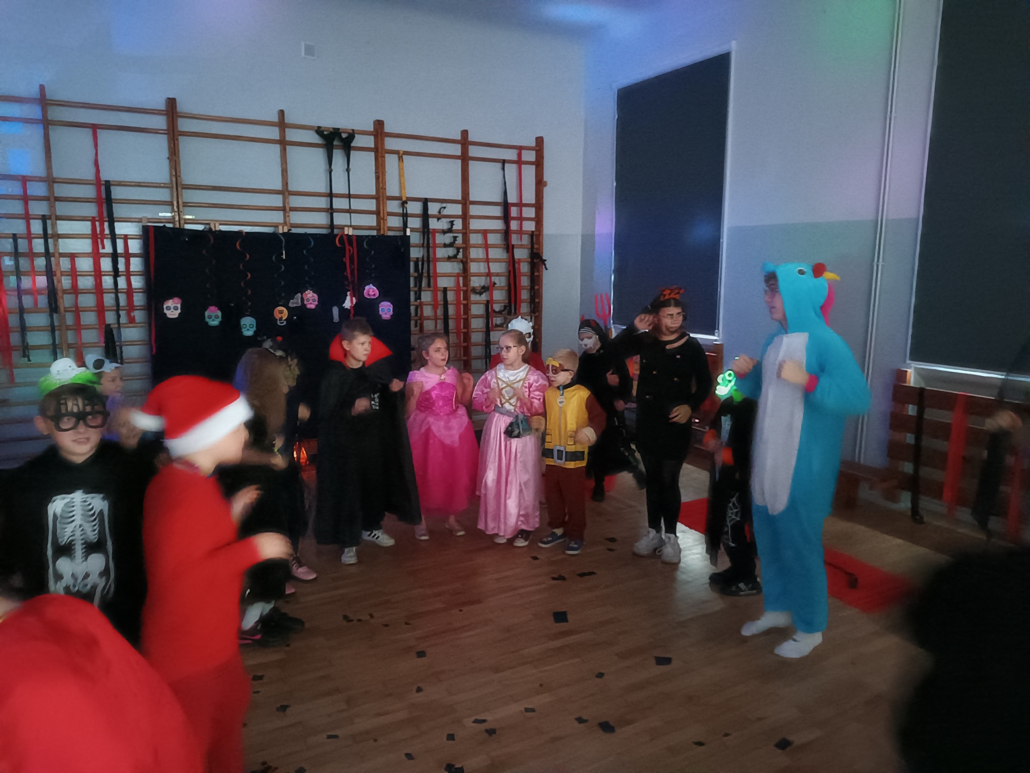 Na obrazku widać: grupę osób