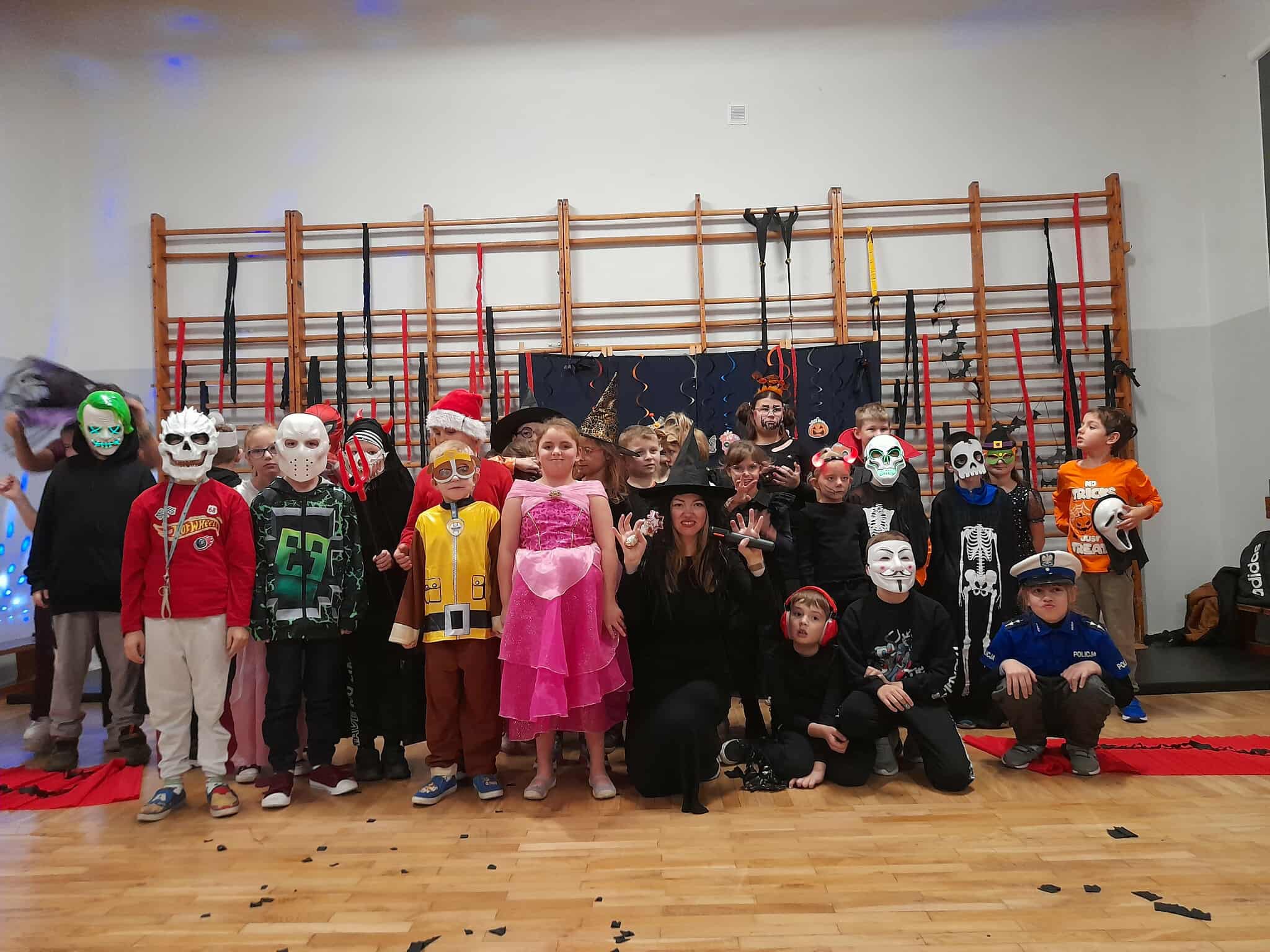 Na obrazku widać grupę osób 