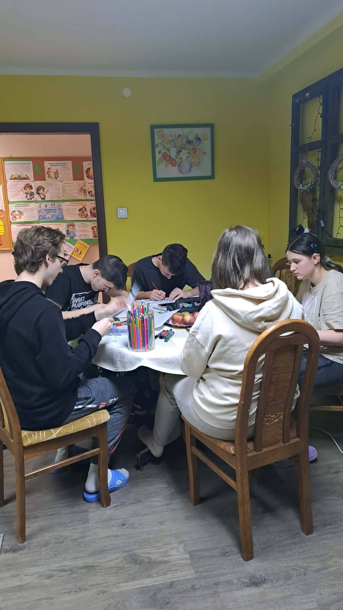 Na obrazku widać: grupę  osób