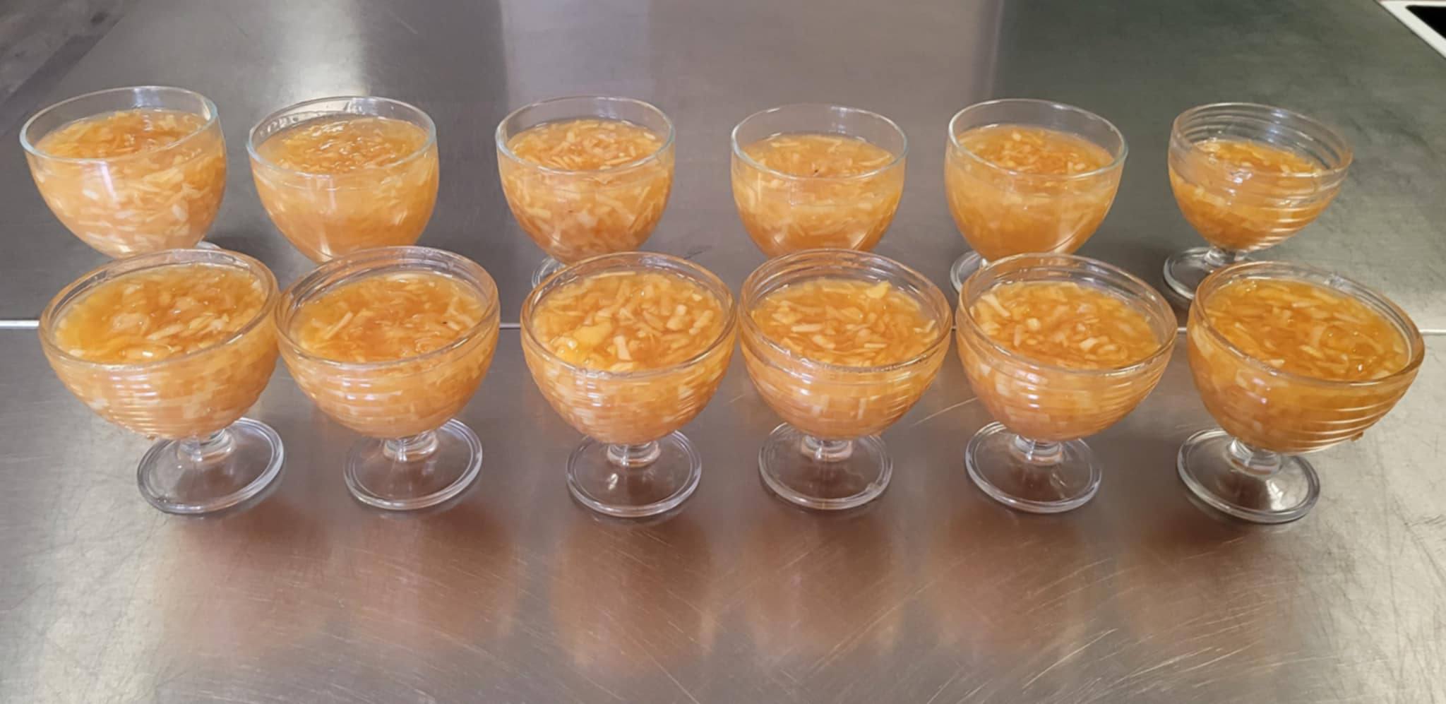 Na stole leżą : pucharki z kisielem jabłkowym