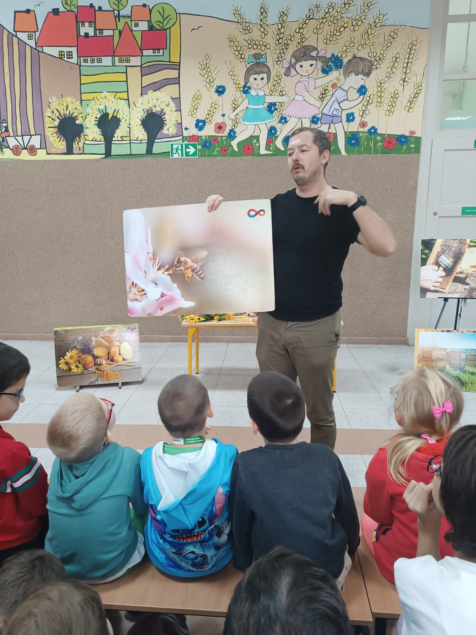 Na obrazku widać: grupę osób.